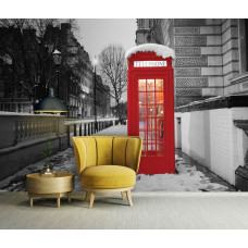 Eine Fototapete mit einer roten Telefonzelle in einer Londoner Straße, gesehen im Wohnzimmer.