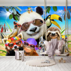 Eine Fototapete mit einem fröhlichen Panda und Freunden in einem tropischen Thema, perfekt für ein Kinderzimmer.