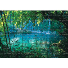 Fototapete mit einem türkisfarbenen See, mit einer puzzleartigen Darstellung von Dschungel, Wasserfall und Natur.