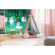 Eine Kinderzimmer Fototapete mit Einhörnern in einem Märchenwald, zu sehen im Mädchenzimmer.