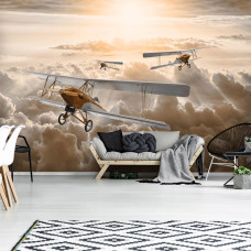 Eine Fototapete mit Flugzeugen über den Wolken, mit einem Doppeldecker für eine abenteuerliche Atmosphäre im Wohnzimmer.