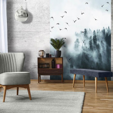 Eine Fototapete von Vögeln im Nebel in einem Wald mit Bäumen im Wohnzimmer zu sehen.
