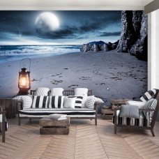 Fototapete mit Vollmond über Strand und Meer mit einer Laterne für das Wohnzimmer.