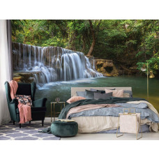 Eine Fototapete mit einem Wasserfall im Dschungel für das Schlafzimmer.