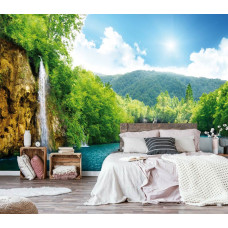Eine Fototapete mit einem Wasserfall in einer ruhigen natürlichen Umgebung, geeignet für das Schlafzimmer.