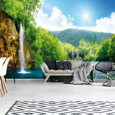 Eine Fototapete mit einer schönen Wasserfall-Landschaft im Wohnzimmer.