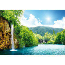 Wasserfall in einer natürlichen Landschaft, dargestellt auf einer Fototapete mit Bergen und einem Fluss.