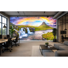Fototapete Wasserfälle und Kirkjufell bei Sonnenuntergang in Island mit grünen Felsen, fließenden Wasserfällen und buntem Himmel im Büro.