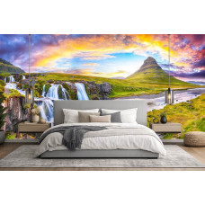 Fototapete Wasserfälle und Kirkjufell bei Sonnenuntergang in Island mit dem Berg Kirkjufell, fließendem Wasser und farbenprächtigem Abendhimmel im Schlafzimmer.