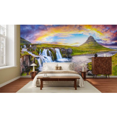 Fototapete Wasserfälle und Kirkjufell bei Sonnenuntergang in Island mit klarem Wasser, grüner Natur und rosa-violetten Wolken im Schlafzimmer.