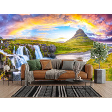 Fototapete Wasserfälle und Kirkjufell bei Sonnenuntergang in Island mit markantem Berg, klarem Wasser und rosa Wolken im Wohnzimmer.