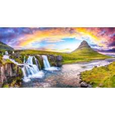Fototapete Wasserfälle und Kirkjufell bei Sonnenuntergang in Island mit klarem Wasser, grünen Felsen und einem farbenprächtigen rosa-violetten Himmel.