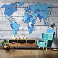 Eine Fototapete mit einer blauen Weltkarte auf Holz, ideal für ein Wohnzimmer.
