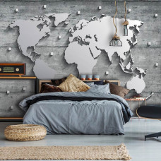Eine Fototapete mit einer Weltkarte auf einem Hintergrund aus Beton und Silber für das Schlafzimmer.