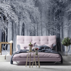 Eine Fototapete eines Winterwaldes mit Schnee und Bäumen im Schlafzimmer.