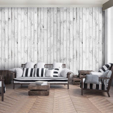 Eine Fototapete mit weißen Holzregalen und einer warmen braunen Wand.