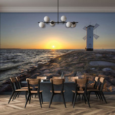 Eine Fototapete von einer Strandlandschaft mit einem Leuchtturm und einer Windmühle, perfekt für ein Wohnzimmer...