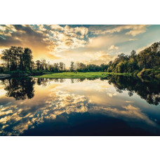 Fototapete Sonnenuntergang am See in einer Landschaft in warmen Tönen.