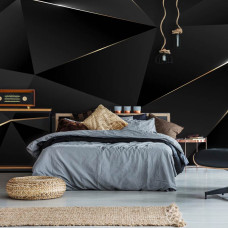 Eine Fototapete mit schwarzen 3D-geometrischen Dreiecken und goldenen Rändern, zu sehen im Schlafzimmer.