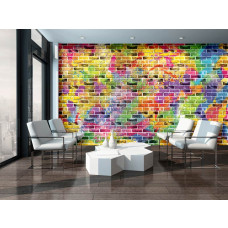 Eine Graffiti-Fototapete mit buntem Wandbild und Ziegelsteinen, die im Wohnzimmer ausgestellt ist.