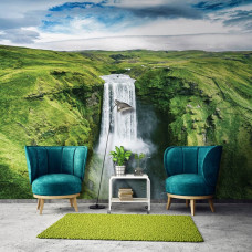 Eine Fototapete mit einem großen Wasserfall in einer Berglandschaft.