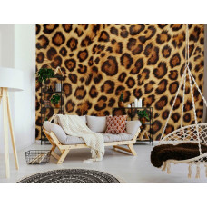 Eine Fototapete mit Leopardenmuster, passend für ein Wohnzimmer.
