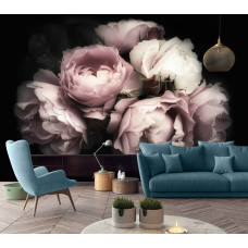 Eine Fototapete mit einem Blumenstrauß aus Rosen und Pfingstrosen im Wohnraum.