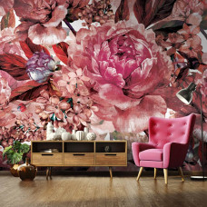 Eine Fototapete mit gemalten Blumen in rotem Kunststil, zu sehen im Wohnzimmer.