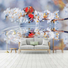 Eine Fototapete mit einem Schmetterling, der sich im Wasser spiegelt, umgeben von Blumen, die eine zauberhafte und natürliche Atmosphäre schaffen. Perfekt für das Wohnzimmer, um einen ruhigen und farbenfrohen Look zu schaffen.