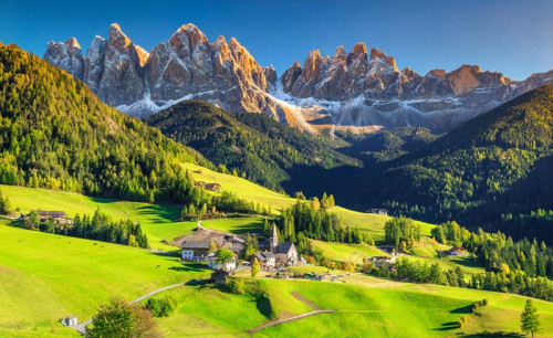 Tiroler Berglandschaft mit viel Natur, dargestellt auf einer naturalistischen Fototapete.