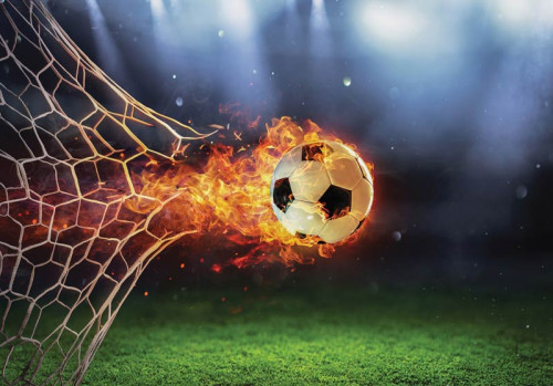 Fototapete eines Fußballschusses auf ein Tor mit brennendem Feuer, sportlich und energisch.