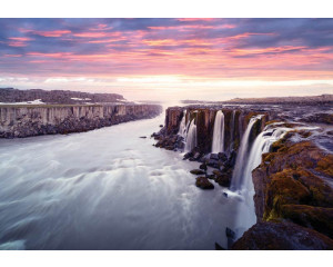 Bildschirmhintergrund mit Wasserfall und Sonnenuntergang, schöne Naturansicht.
