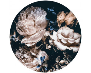 Romantisch boeket met verschillende kleurrijke bloemen, zoals rozen en lelies, op een ronde behangcirkel.