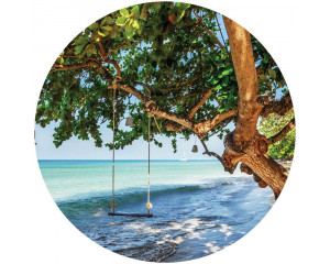 Schommel aan een boom op een tropisch strand, prachtig afgebeeld op een sfeervolle behangcirkel.