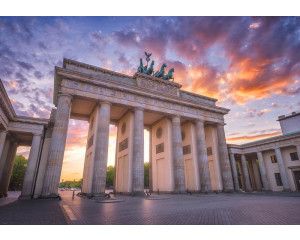 Fototapete Brandenburger Tor im warmen Abendlicht als Produktfoto mit monumentalen Säulen und farbintensivem Abendhimmel.