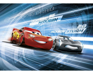 Disney Cars 3 Fototapete mit einer Simulationsszene, ideal für ein verspieltes Kinderzimmer.