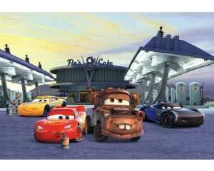 Disney Cars Tankstelle Fototapete mit kultigen Szenen der Tankstelle aus dem Film, ideal für ein abenteuerliches Zimmer.