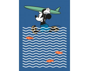 Mickey Mouse beim Surfen in einer lustigen Szene, ideal für das Kinderzimmer.
