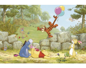 Winnie the Pooh Fototapete mit bunten Luftballons, die durch den Wald schweben, ideal für ein verspieltes Kinderzimmer.