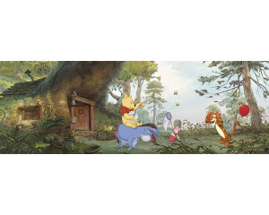 Winnie the Pooh Fototapete mit seinen Freunden im Wald, entworfen für ein verspieltes Kinderzimmer.