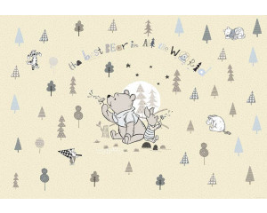 Winnie the Pooh Fototapete mit dem niedlichen Bären, der durch den Wald wandert, entworfen für ein verspieltes Kinderzimmer.