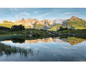 Alpine Reflexion Landschaft Fototapete, mit einer schönen Naturszene.