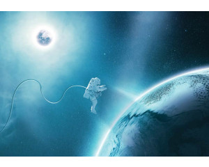 Astronaut auf dem Mond stehend, mit der Erde im Hintergrund auf dieser Mondlandschaft Fototapete.