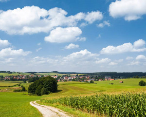 Bayern Landschaft Fototapete, mit einem malerischen Blick auf die bayerischen Berge.