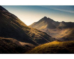 Fototapete von Bergen am Morgen mit einer schönen Landschaft während eines Sonnenuntergangs.