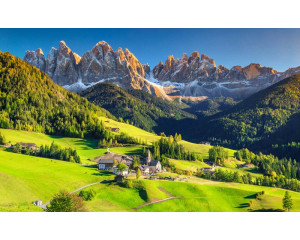 Tiroler Berglandschaft mit viel Natur, dargestellt auf einer naturalistischen Fototapete.