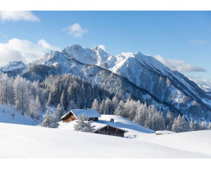 Fototapete einer verschneiten Berglandschaft, in der sich die Berge aus einer ruhigen, weißen Umgebung erheben.