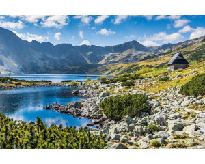 Ein ruhiger Blick auf einen Bergsee, mit Bergen, die sich im ruhigen Wasser spiegeln, auf diesem Fotohintergrund.