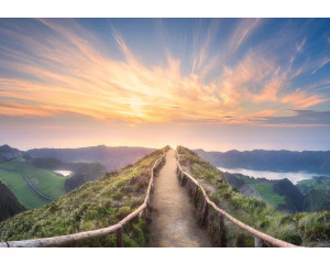 Fototapete eines Bergpfades in einer Landschaft mit Sonnenuntergang, warme Farben.