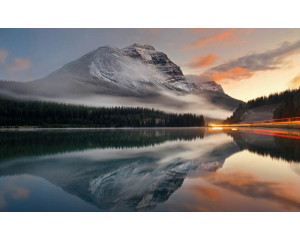 Fototapete eines bezaubernden Bergsees, umgeben von Bergen und Wäldern, die eine heitere und friedliche Atmosphäre ausstrahlen.